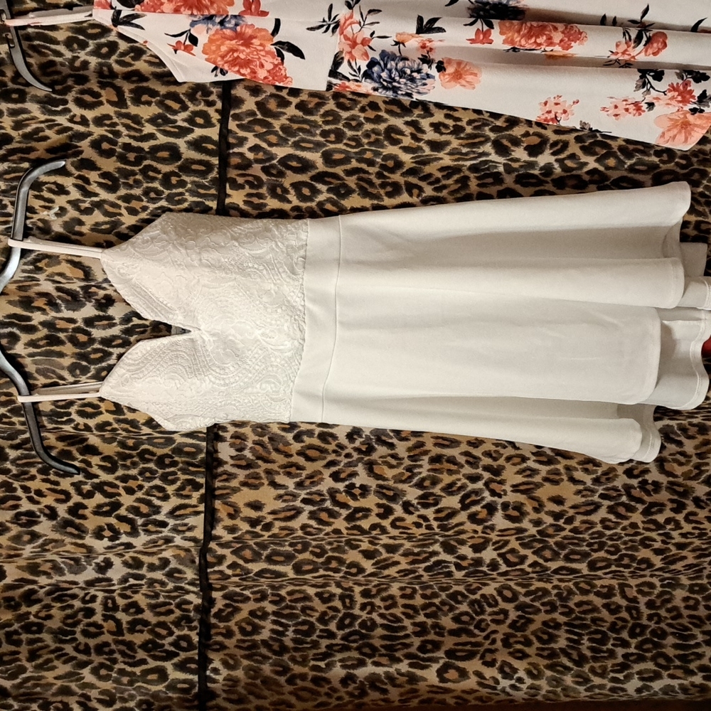Dresses - Picture 2 of 4